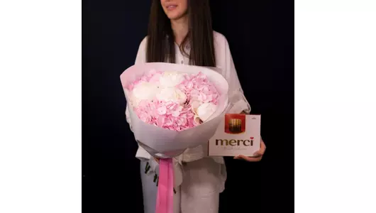 Стильный Букет: гортензия, пионы с шоколадом Merci, авторский