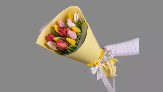 Букет из&nbsp;15 тюльпанов микс стандарт в&nbsp;оформлении