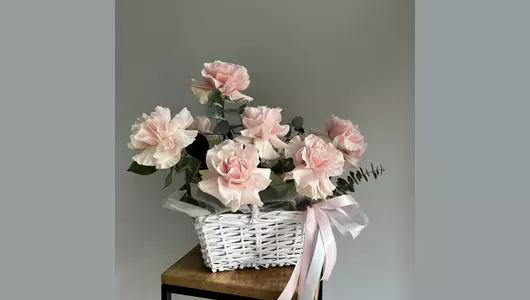 Корзина с&nbsp;розами и&nbsp;эвкалиптом #233 FMART by flowwow