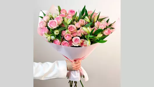 Авторский букет с&nbsp;кустовыми розами и&nbsp;альстромериями "Нежные чувства" FMART by flowwow