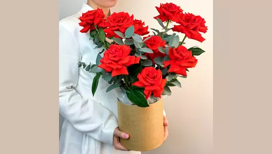 Композиция в&nbsp;коробке с&nbsp;французской розой "Пламя страсти" FMART by flowwow