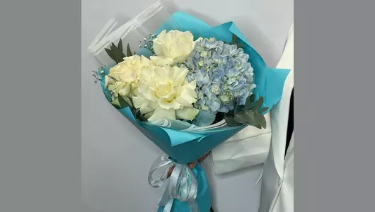 Французская роза с&nbsp;гортензией и&nbsp;гипсофилой в&nbsp;авторском букете FMART by flowwow