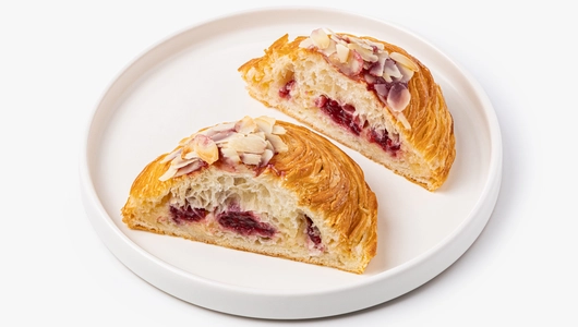 Улитка миндальная с&nbsp;малиной, кафе