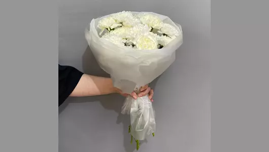 Пушистый белоснежный букет для&nbsp;любимой. Гвоздики и&nbsp;хризантемы FMART by flowwow