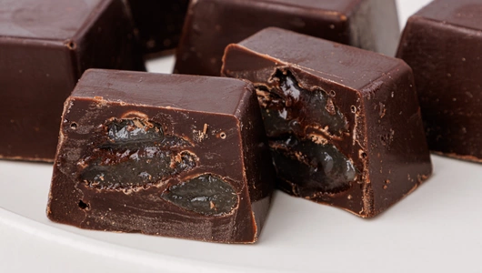 Конфеты из&nbsp;темного шоколада с&nbsp;банановой начинкой