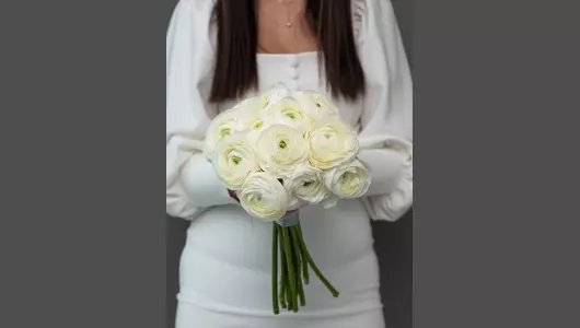 Нежный свадебный букет: белые ранункулюсы
