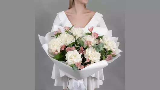 Букет из&nbsp;7 белых, французских роз и&nbsp;6 розовых альстромерий с&nbsp;эвкалиптом FMART by flowwow