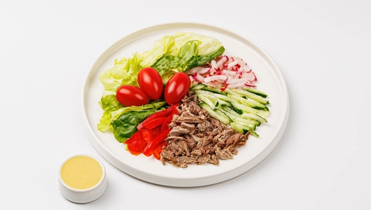 Боул с овощами, говядиной и соусом медово-горчичным