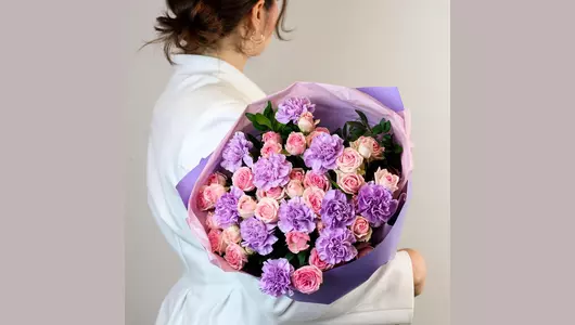 Авторский букет из&nbsp;кустовой розы и&nbsp;гвоздик «Яркие впечатления» FMART by flowwow