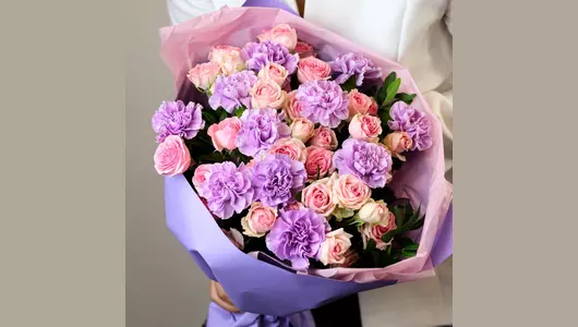 Авторский букет из&nbsp;кустовой розы и&nbsp;гвоздик «Яркие впечатления» FMART by flowwow