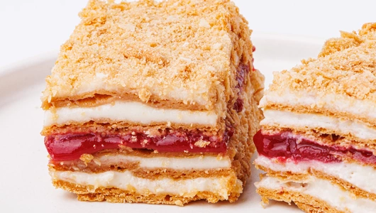 Пирожное "Наполеон" клубника-кизил