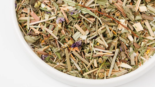 Чайный напиток с тархуном, мятой и лемонграссом