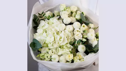 Авторский букет из&nbsp;гортензии, хризантемы и&nbsp;кустовой розы «Белые ночи»  FMART by flowwow