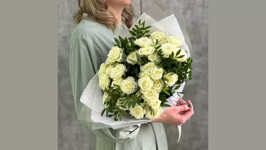 Букет Белые кустовые розы FMART by flowwow