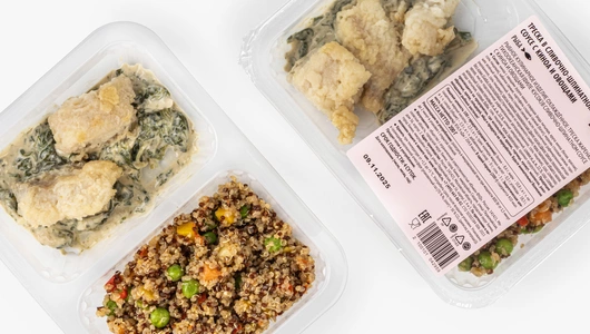 Треска в сливочно-шпинатном соусе с киноа и овощами