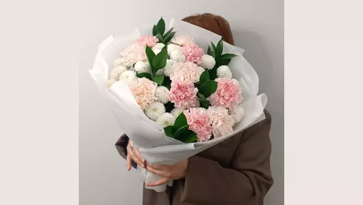 Воздушный букет из кустовой хризантемы и гвоздики FMART by flowwow
