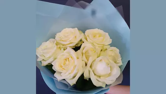 Роза белая в&nbsp;букете FMART by flowwow