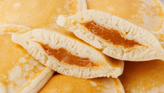 Оладьи-сэндвичи с вареным сгущенным молоком, зам.