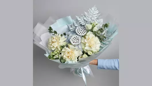 Французские розы и&nbsp;лотосы в&nbsp;букете «Сливочное мороженое» FMART by flowwow