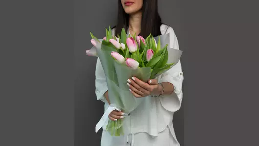 Букет из&nbsp;25 гладких розовых тюльпанов: нежность в&nbsp;каждом лепестке