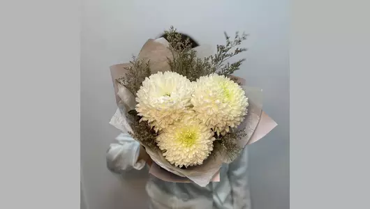 Букет из&nbsp;одноголовой хризантемы с&nbsp;лимониумом FMART by flowwow