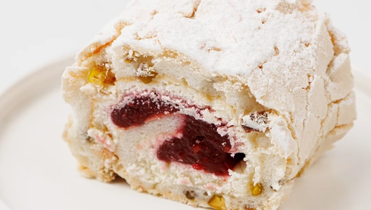 Рулет меренговый фисташковый с малиной, кафе