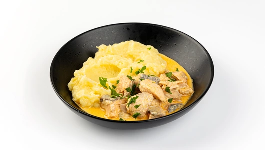 Картофельное пюре со сливочным соусом карри и горбушей