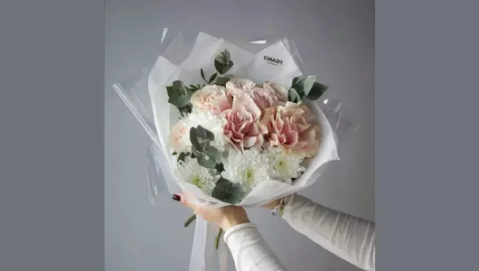 Букет с розами, хризантемой и диантусами