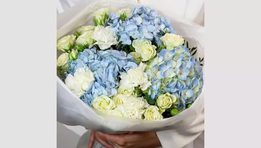 Авторский букет из&nbsp;гидрангии и&nbsp;кустовой розы "Облака" FMART by flowwow
