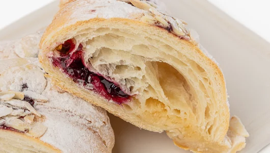 Круассан с&nbsp;миндальным кремом и&nbsp;черной смородиной, 110 г кафе