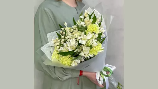 Букетик Белая лагуна с&nbsp;альстромерией и&nbsp;гвоздикой FMART by flowwow
