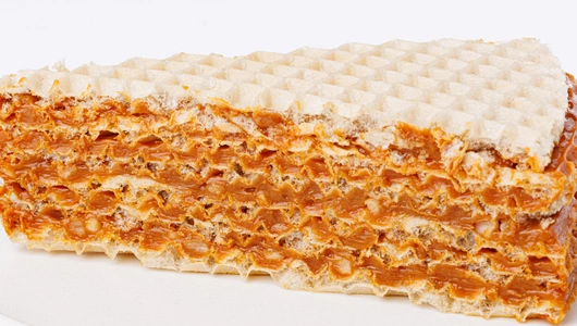 Пирожное вафельное с варёнкой и арахисом, кафе Пирожное вафельное с варёнкой и арахисом, кафе