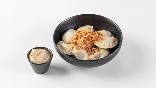 Вареники постные с картофелем, грибами и кунжутным соусом