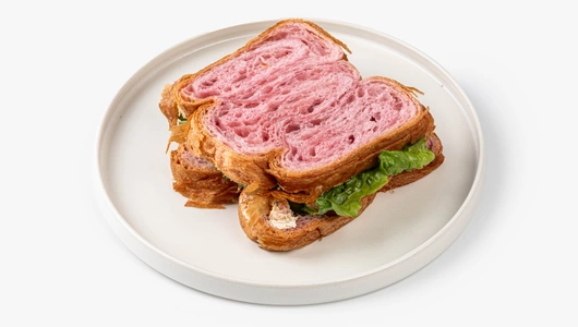 Сэндвич-круассан со сливочным муссом из кеты