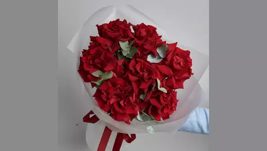 Французские розы с&nbsp;эвкалиптом «Страстное танго» FMART by flowwow