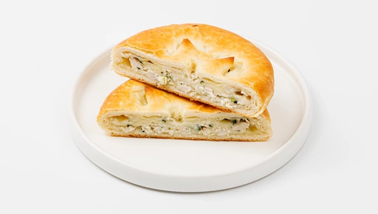 Мини пирог с индейкой, шпинатом и сыром, кафе