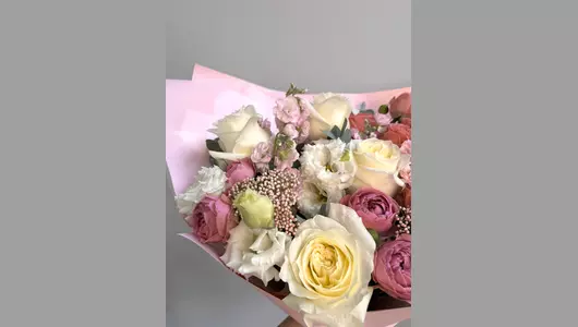 Букет с&nbsp;розами и&nbsp;эустомой FMART by flowwow