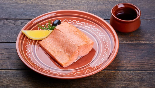 Стейк из красной рыбы на пару