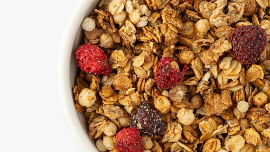 Гранола с&nbsp;земляникой и&nbsp;клюквой