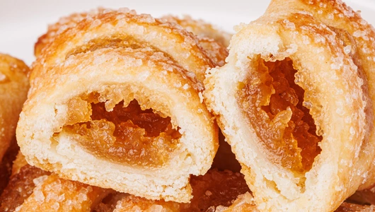 Трубочки сдобные с яблочным повидлом