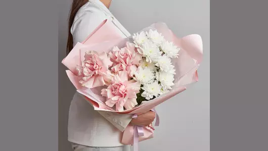 Французские розы и&nbsp;хризантемы в&nbsp;букете «Нежность» FMART by flowwow