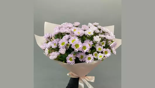 Букет из&nbsp;сиреневых хризантем Сантини в&nbsp;нежной упаковке FMART by flowwow