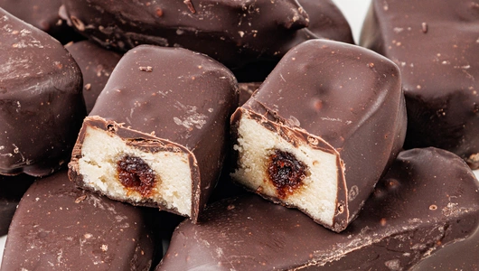 Конфеты "Марципан с клюквой в темном шоколаде" Конфеты "Марципан с клюквой в темном шоколаде"