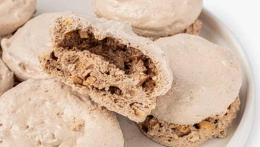 Безе с&nbsp;какао и&nbsp;арахисом