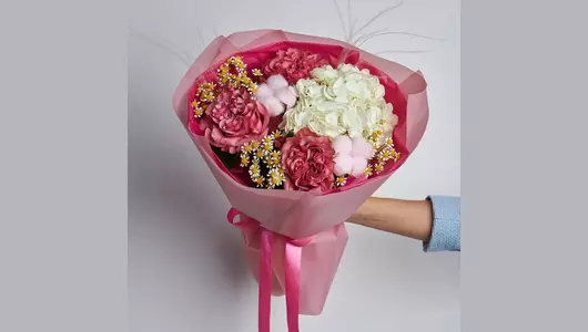 Пионовидные розы и&nbsp;гортензия в&nbsp;букете «Клюквенный джем» FMART by flowwow