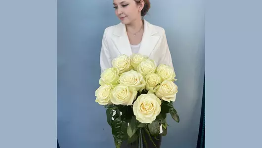 Белые высокие розы FMART by flowwow