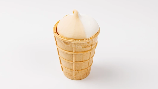 Пломбир ванильный и крем-брюле в вафельном стаканчике Пломбир ванильный и крем-брюле в вафельном стаканчике