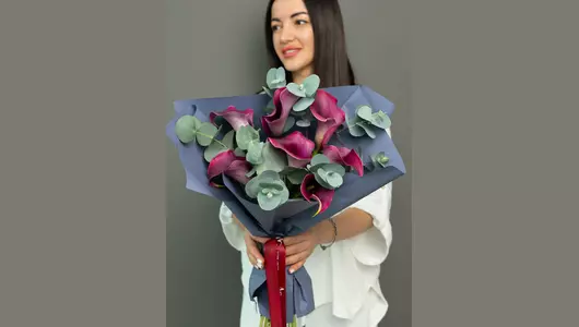 Монобукет из&nbsp;калл и&nbsp;эвкалипта