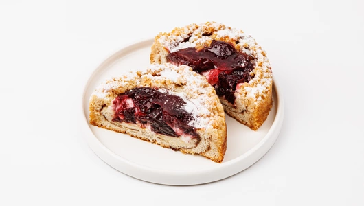 Улитка с творожным кремом, вишней и корицей, кафе