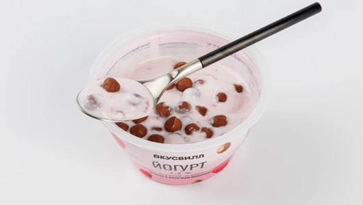 Йогурт с малиной с драже печенье в мол. шоколаде 2,8% Йогурт с малиной с драже печенье в мол. шоколаде 2,8%